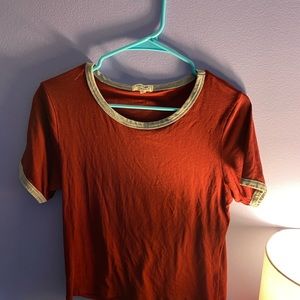 Red tshirt.